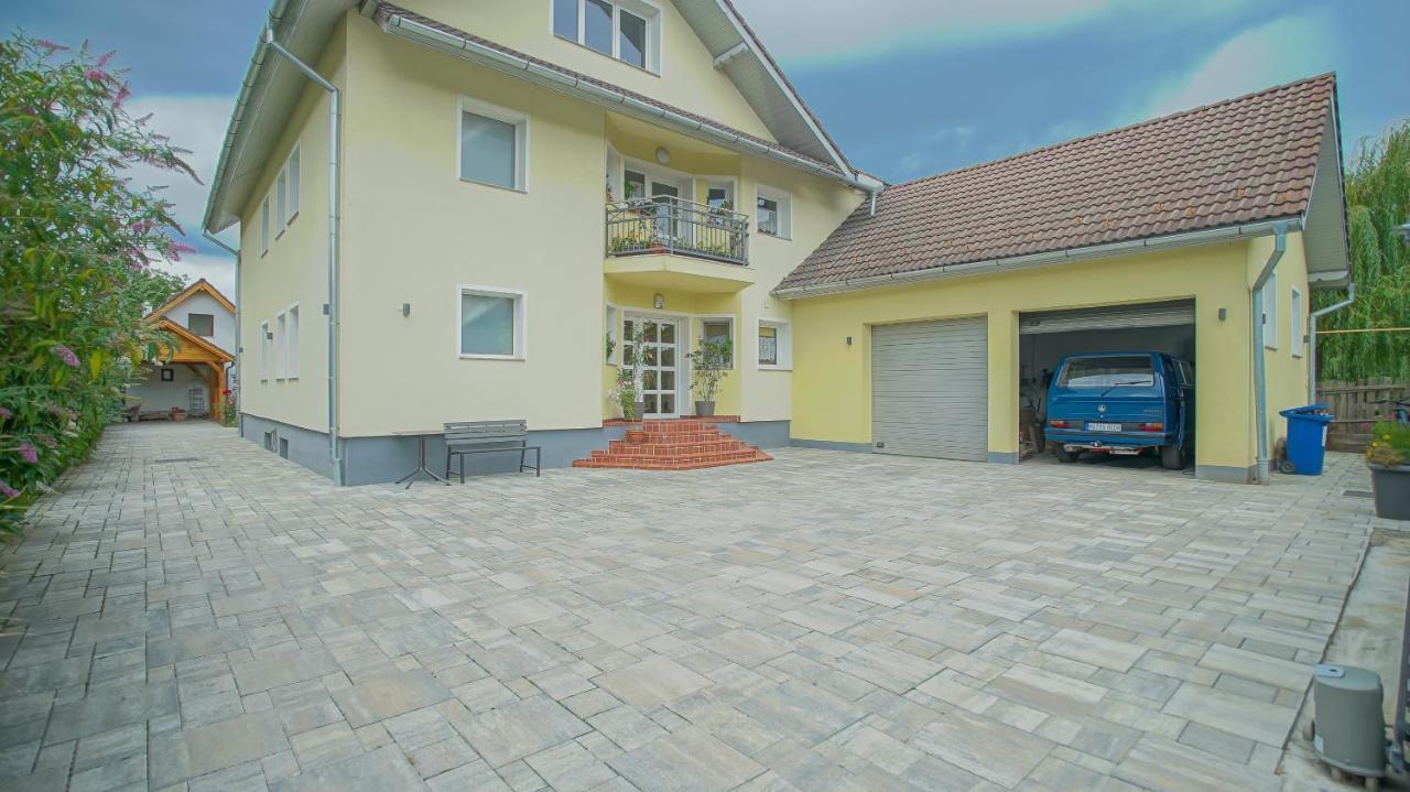 Apartamento Vilux With Indoor Private Parking Braşov Exterior foto