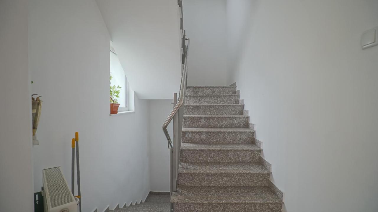 Apartamento Vilux With Indoor Private Parking Braşov Exterior foto