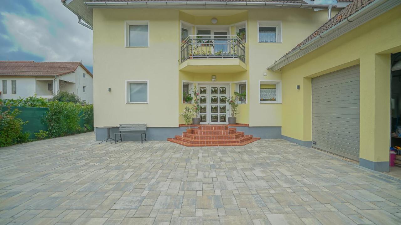 Apartamento Vilux With Indoor Private Parking Braşov Exterior foto