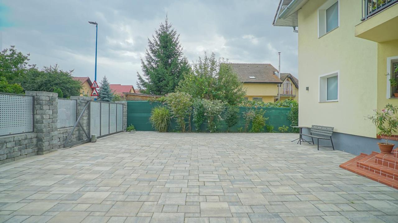 Apartamento Vilux With Indoor Private Parking Braşov Exterior foto
