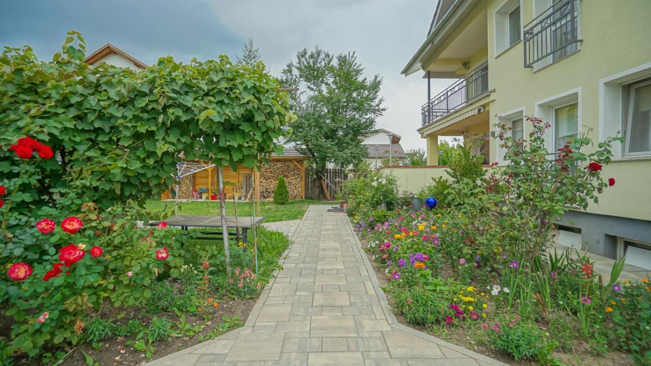 Apartamento Vilux With Indoor Private Parking Braşov Exterior foto