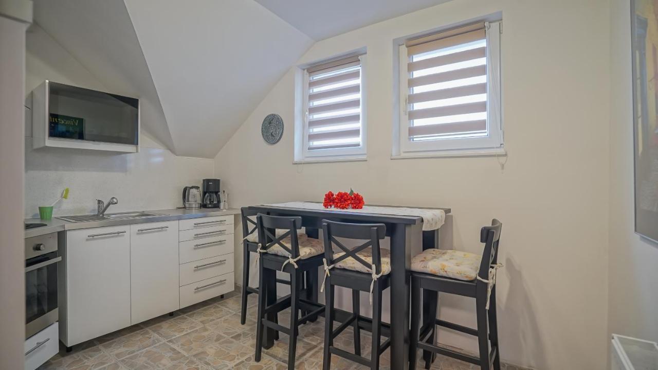 Apartamento Vilux With Indoor Private Parking Braşov Exterior foto