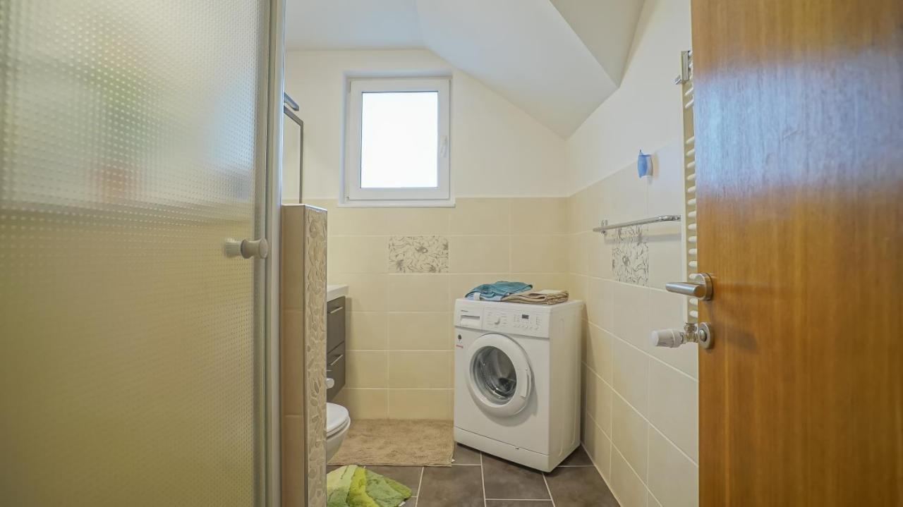Apartamento Vilux With Indoor Private Parking Braşov Exterior foto