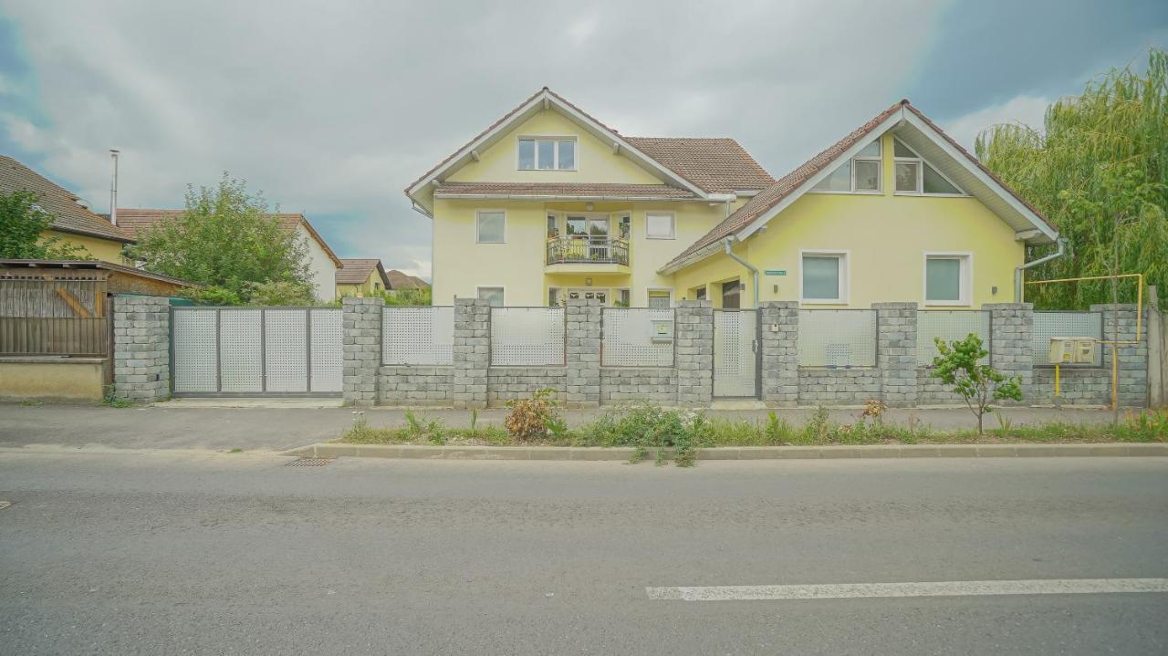 Apartamento Vilux With Indoor Private Parking Braşov Exterior foto