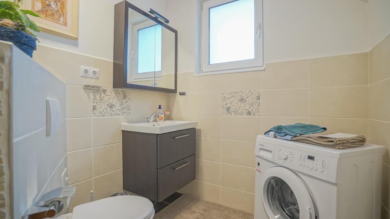 Apartamento Vilux With Indoor Private Parking Braşov Exterior foto